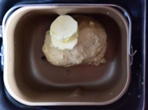 揉至粗膜、稍厚的薄膜；加入室温软化的黄油，继续揉至完全扩展状态