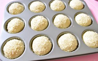 发酵完成，表面刷上牛奶，撒上白芝麻