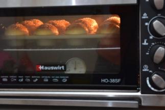 烤箱预热200度，上下火180度、中层烤15分钟