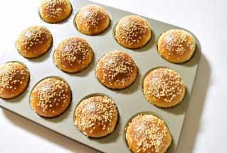 面包表面上色，烤好后立刻取出连摸