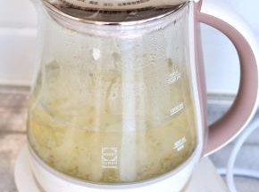 往壶体中加入1000亳升纯净水，放入撕碎、并提前泡发好的银耳。按下“养生茶”程序，点击“开始/暂停”。程序结束后再用一个“养生茶”程序，这时候会发现里面已经形成粘稠的感觉了。