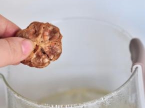 再放入半个罗汉果。