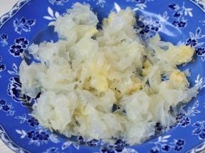 银耳提前泡发。