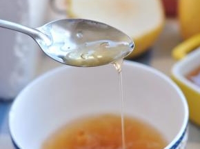 喝不完的可以放在壶中，想喝的时候选择“烧开”键加热1分钟。