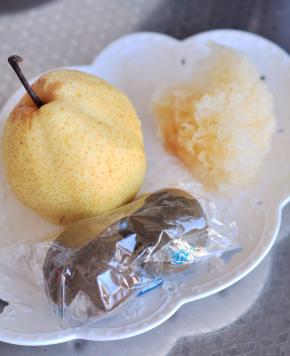 准备好所有食材，银耳提前用水浸泡2小时以上。