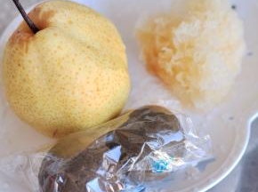 准备好所有食材，银耳提前用水浸泡2小时以上。