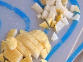 把梨切成丁状。