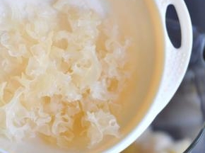 银耳撕成小块加入。