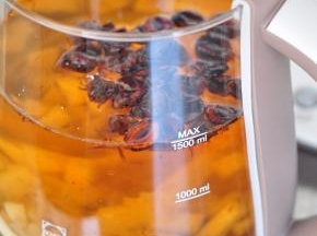 加入1500亳升的纯净水，同时把掰碎的罗汉果放入。