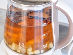 把机身放入加热盘中，盖上盖子，按下“养生汤”功能键，再点“开始/暂停”功能键。