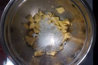 黄油切成小块，软化后加入盐，糖粉，搅打至完全融合。