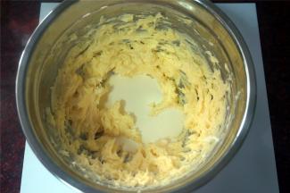 加入淡奶油，搅打至融合。