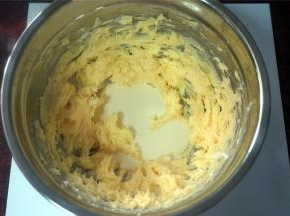 加入淡奶油，搅打至融合。
