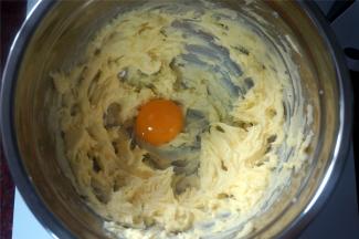 加入一个蛋黄，搅打至完全融合。