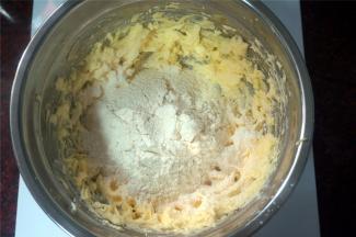 筛入低筋粉和芝士粉。