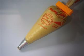 将面团装入裱花袋（不要装太满），使用8齿裱花嘴挤花。