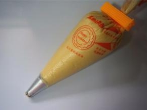 将面团装入裱花袋（不要装太满），使用8齿裱花嘴挤花。