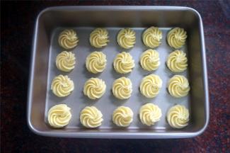 在9寸长方形不粘饼盘上挤出曲奇坯。