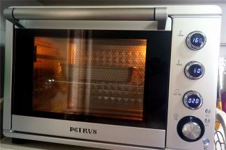 放入预热好的烤箱中层，160度上下火，烘烤20分钟左右至表面金黄即可出炉。