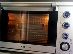 放入预热好的烤箱中层，160度上下火，烘烤20分钟左右至表面金黄即可出炉。