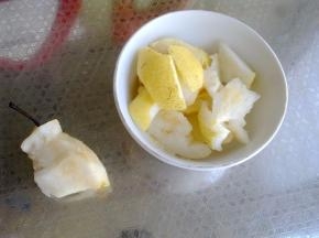 将梨洗净后，切块去核。
