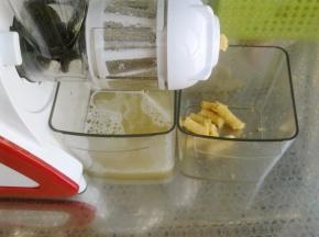 果汁盒和接渣盒要摆放到位。