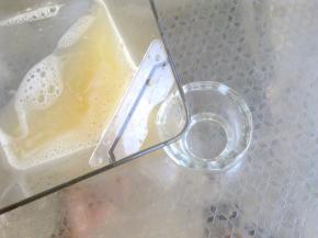 利用果汁盒的阻挡板，可以在倒出果汁的时候，滤掉大量的泡沫。