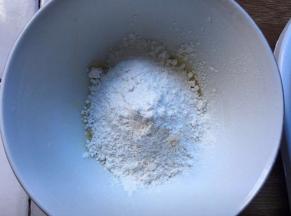 这时来做香酥粒，很简单，将全部材料放在一起，黄油需要软化，用手搓成颗粒状