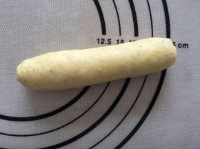 从上往下卷起，两头收紧