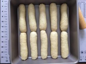 摆入烤盘，放入烤箱二次发酵40分钟