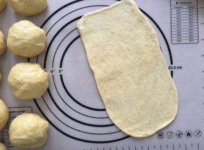 将面团擀成长方形