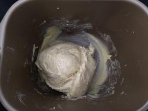 加入软化好的黄油，揉面30分钟
