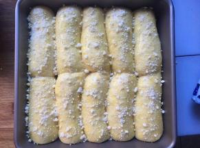 撒上香酥粒，放入预热好的烤箱，160度18分钟，上下火