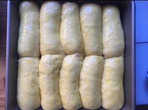 二次发酵好后，刷上蛋黄液