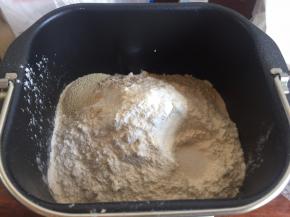 把食材除了黄油以外，先液体后粉，依次放入面包机桶中，酵母和盐，分成对角放置；启动面包机的一个和面程序15分钟；