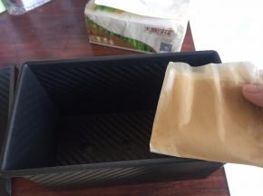 依次做好其余的，模具边缘都抹点油；