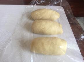 取出面团，揉匀，分成均等的3等分，擀成舌状，卷起来，盖上保鲜膜，醒15分钟；
