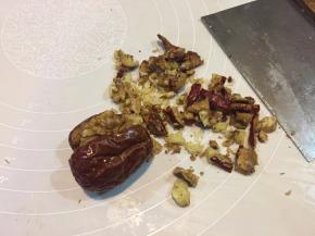 把西域美农美仁枣，切成细碎，尽量要切碎些；