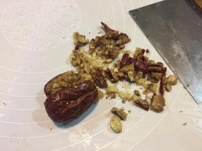 把西域美农美仁枣，切成细碎，尽量要切碎些；