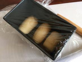 然后，把做好的面团，放入土司盒中；盖上保鲜膜；温暖湿润的地方，进行发酵；