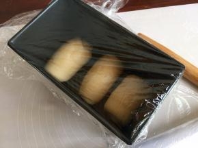 然后，把做好的面团，放入土司盒中；盖上保鲜膜；温暖湿润的地方，进行发酵；
