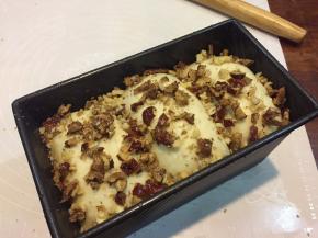 均匀的撒再发酵好的吐司胚上，再撒点水；