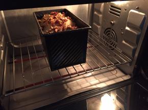 放入烤箱，上下火，中层，175度，25分钟，前面的时间要注意观察，如果看上面的上色，已经满意了，就加盖锡纸，。