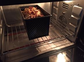 放入烤箱，上下火，中层，175度，25分钟，前面的时间要注意观察，如果看上面的上色，已经满意了，就加盖锡纸，。