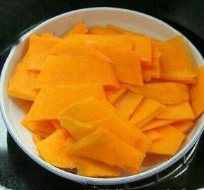 南瓜切薄片放入碗中