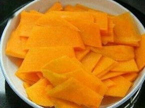 南瓜切薄片放入碗中