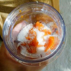 蒸好的南瓜滤出水，将南瓜倒入料理机中，加入40克白砂糖，打成南瓜泥