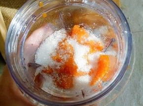 蒸好的南瓜滤出水，将南瓜倒入料理机中，加入40克白砂糖，打成南瓜泥