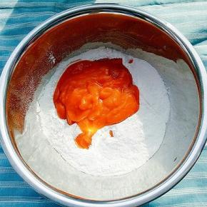 称好220克糯米粉，加入南瓜泥