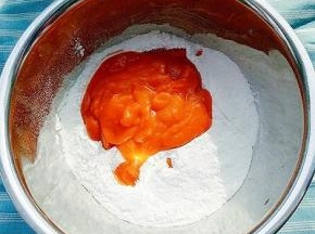 称好220克糯米粉，加入南瓜泥